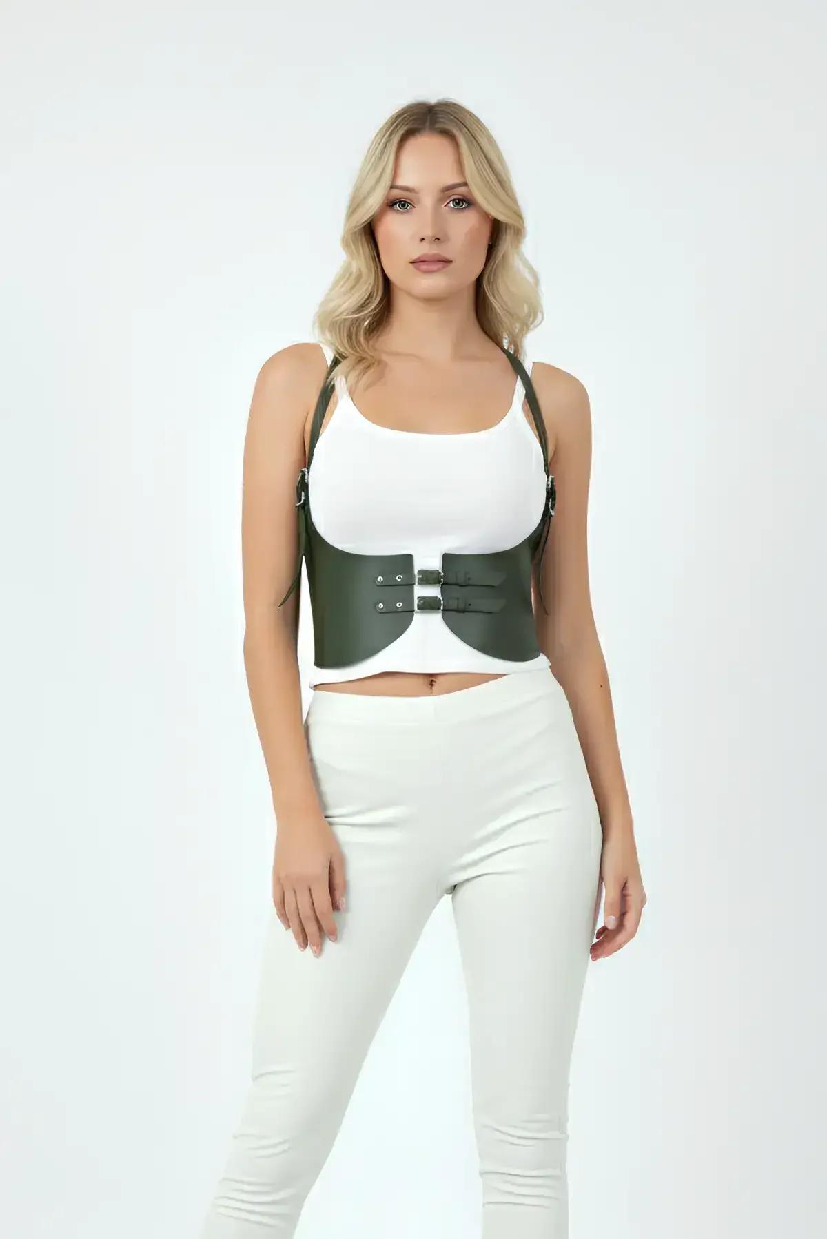 Haki vegan deri harness ön panel yakın plan, gümüş çift toka detayı