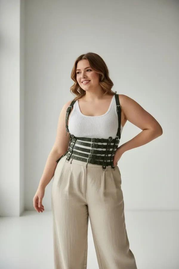 Büyük beden haki vegan deri geniş korse kemer, çift omuz askılı harness ve gümüş metal toka detayı