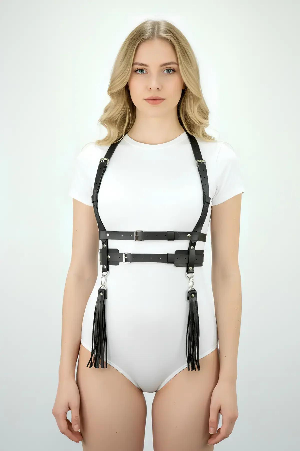 Siyah vegan deri harness aksesuar yan açı uzun püskül detayı gümüş metal kanca