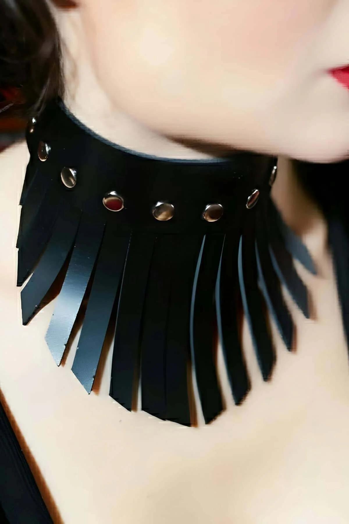 Siyah PU deri geniş bant choker üst kenarda gümüş metal perçin sırası