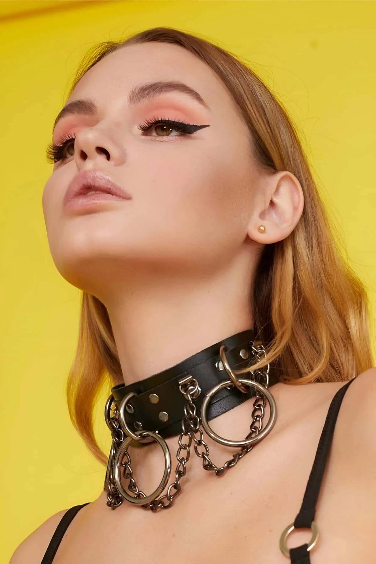 Siyah PU deri choker ön görünüm 5 adet O-halka antik gümüş ton metal