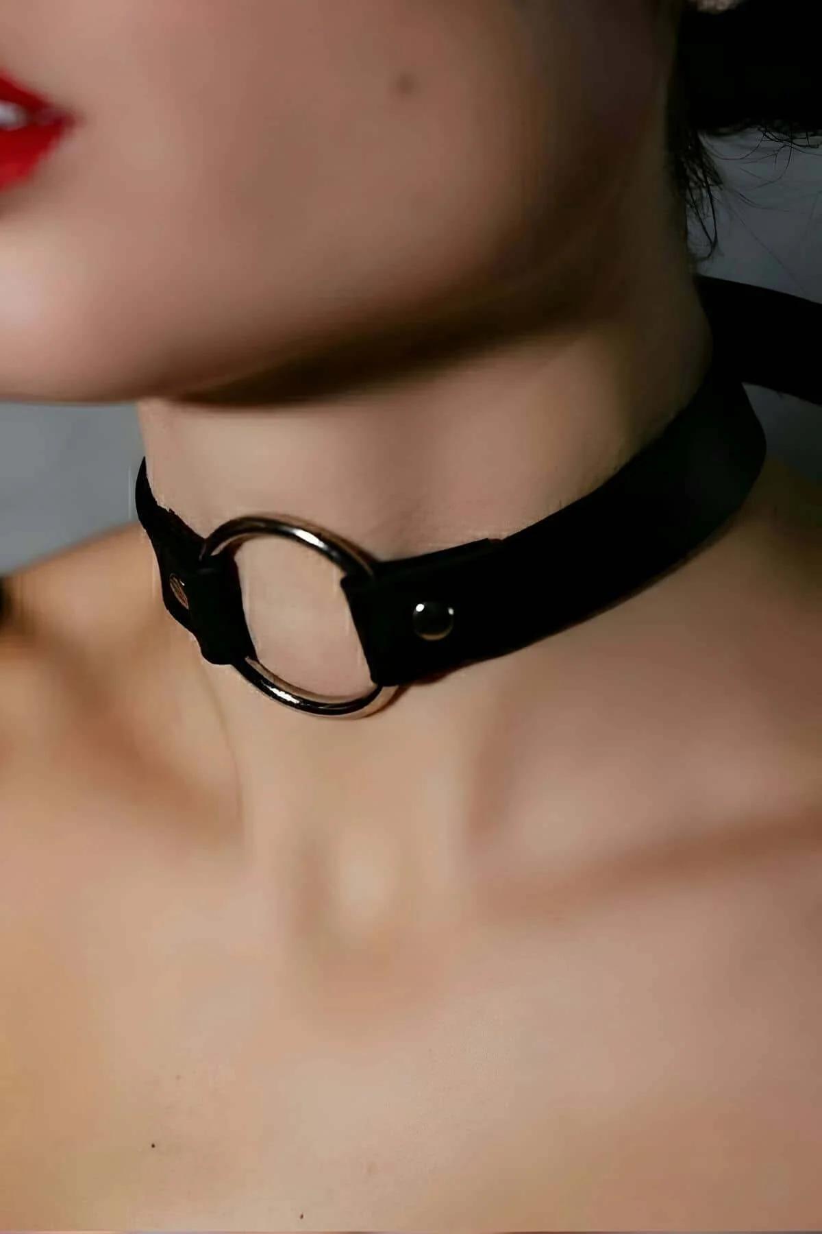 siyah PU deri choker arka toka detayı ayarlanabilir bant görünümü