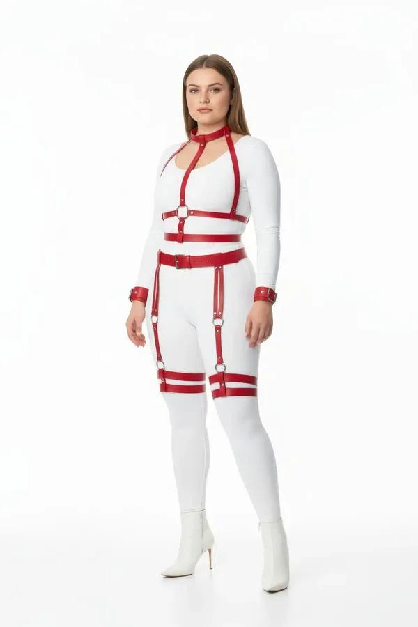 Büyük beden kırmızı vegan deri harness takım gümüş O-halka ve toka detaylı, choker ile uyluk askılı tam set