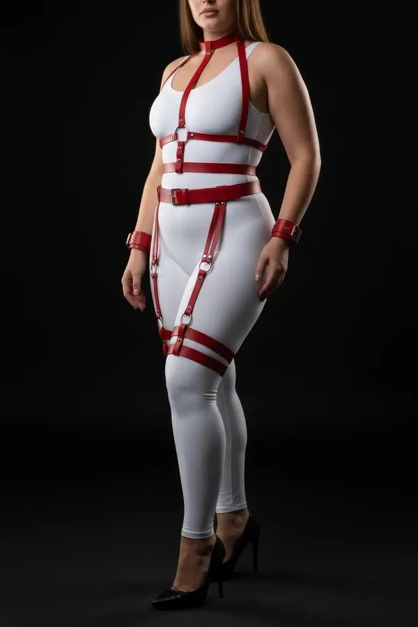Büyük beden kırmızı vegan deri harness takım gümüş O-halka ve toka detaylı, choker ile uyluk askılı tam set