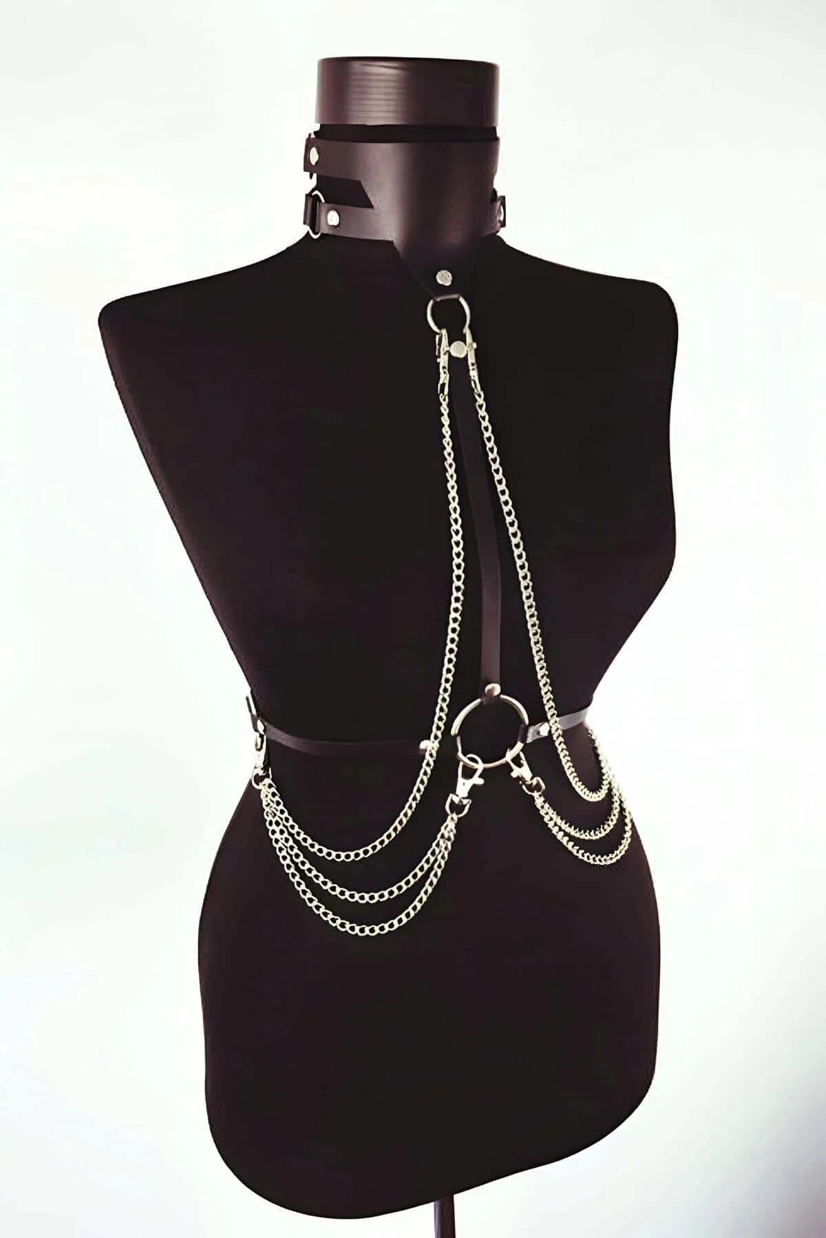 siyah PU deri choker bant yakın çekim gümüş O-ring detayı göğüs harness