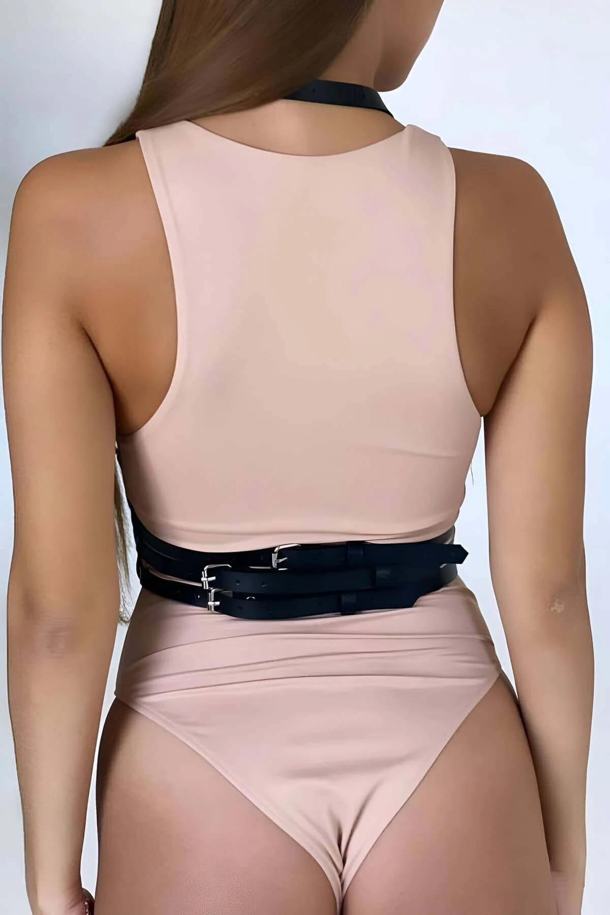 boyundan bağlamalı siyah fantezi harness giyim üzeri bodysuit kombini