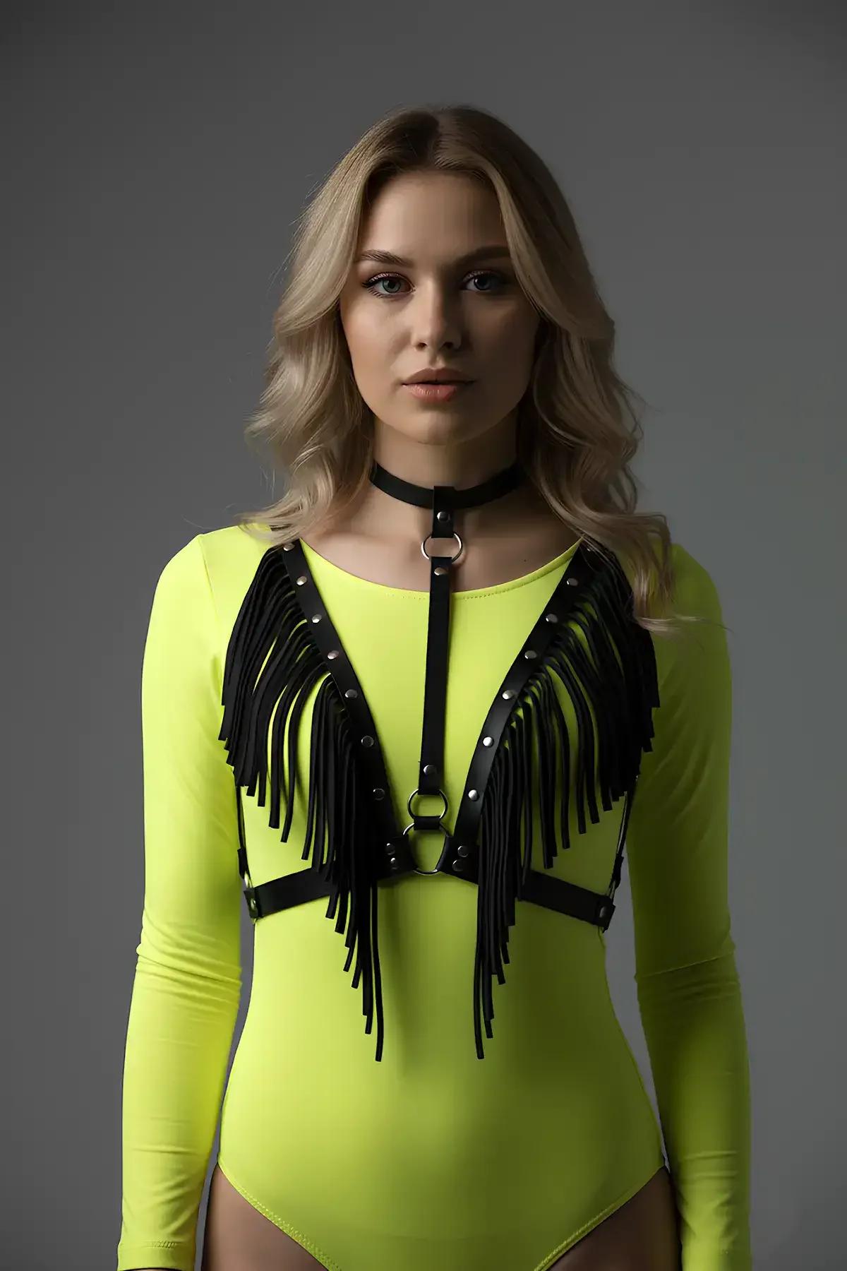 püsküllü siyah harness beyaz bodysuit üzerine giyilmiş kombini