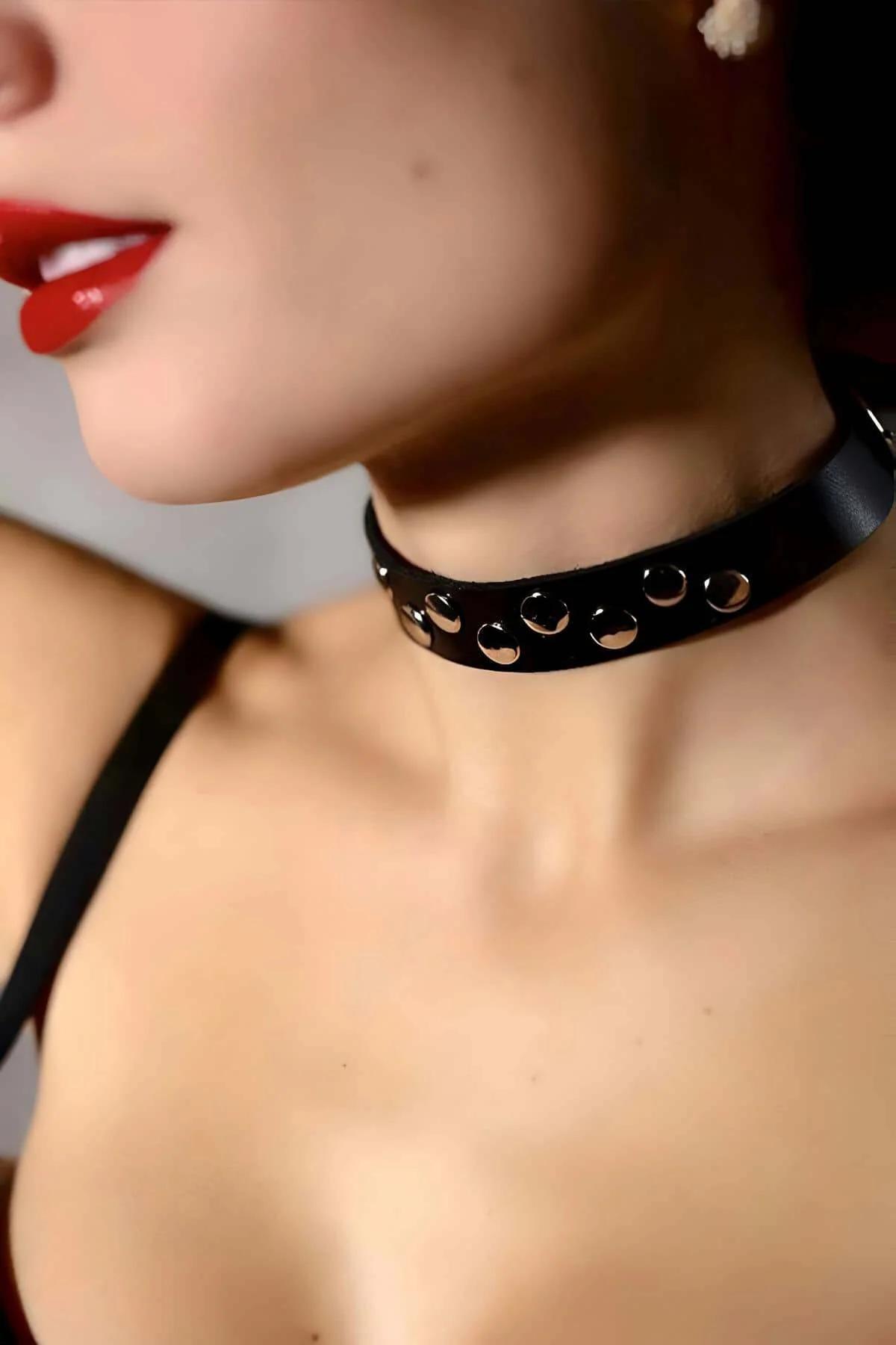 siyah deri choker kare metal toka yakın çekim perçin detayı