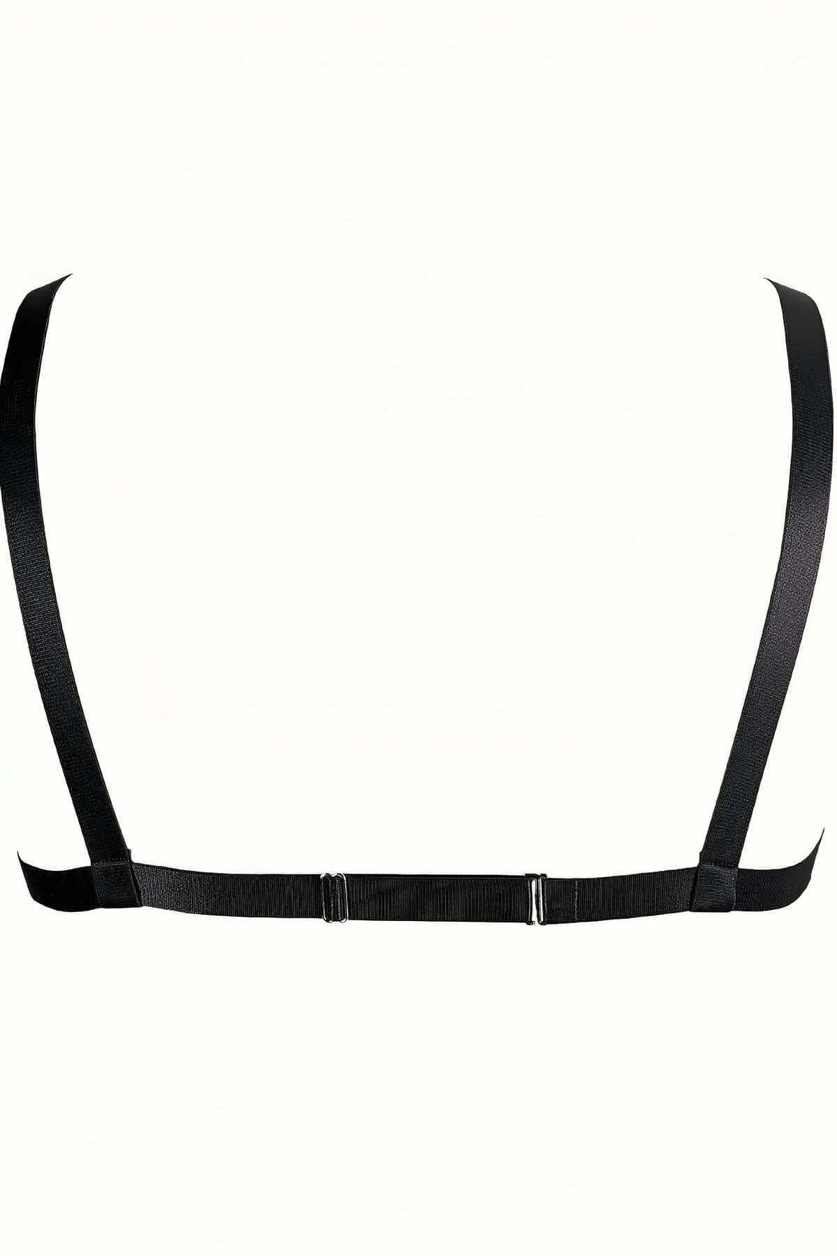 Beyaz kıyafet üzerine giyilmiş siyah harness, gümüş zincir kontrast stili
