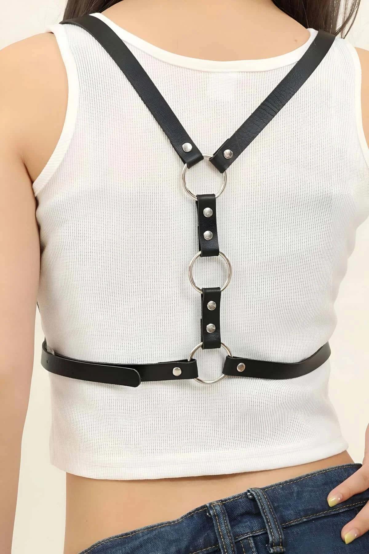 Ayarlanabilir siyah deri harness omuz kayışları arka açıdan gümüş toka detayı