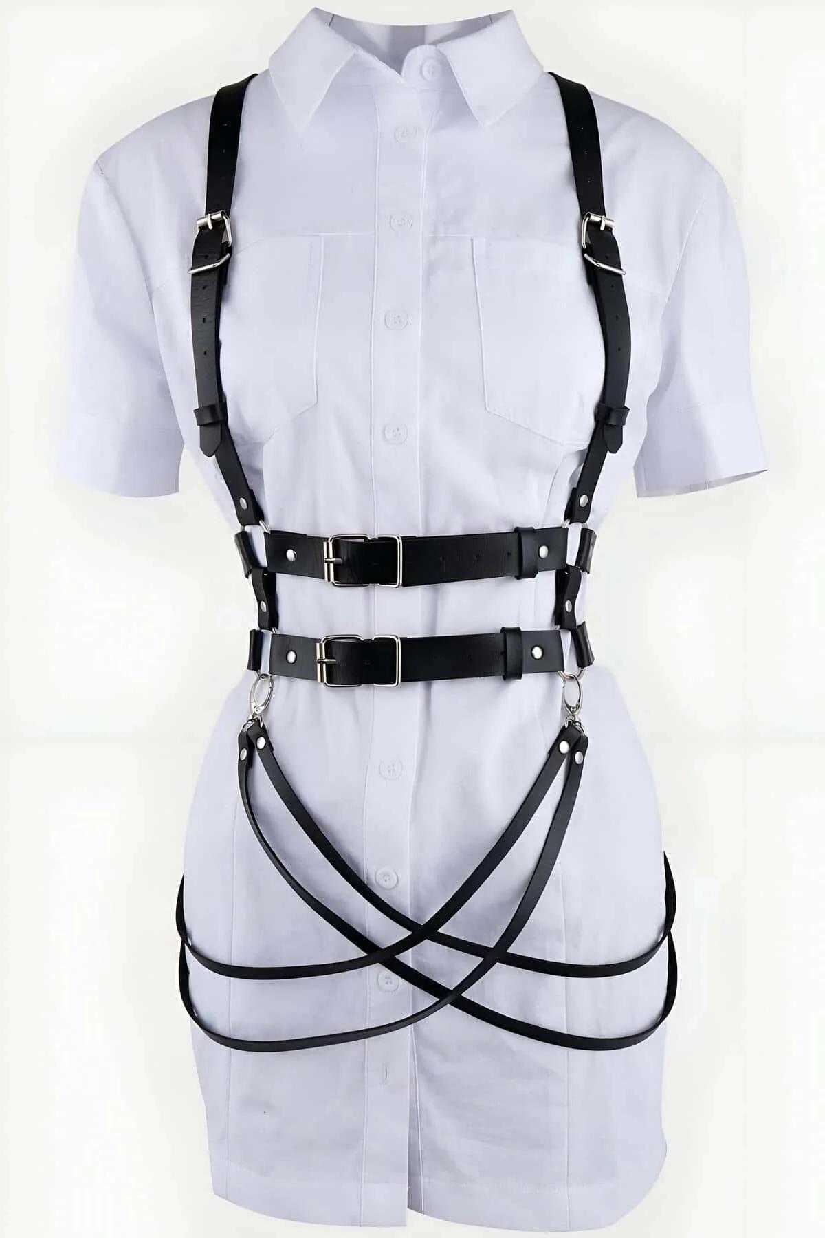 Omuz askılı siyah harness şeritlerinin sırt ve yan görünümü
