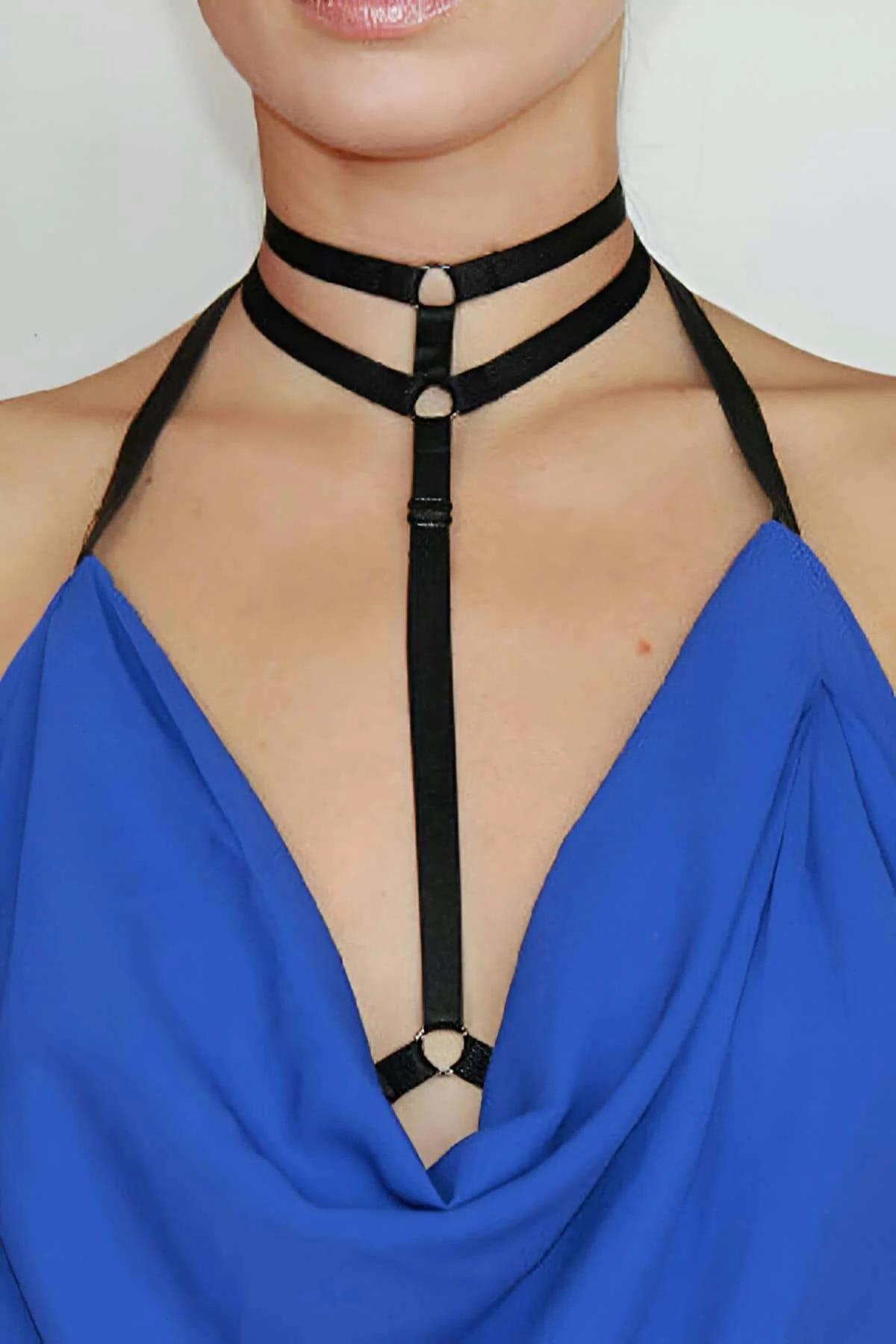 siyah lastik harness boyun çift sıra bant altın halka detay yakın çekim