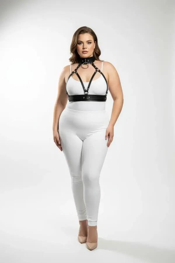büyük beden siyah vegan deri harness takımı O-ring boyunluk ve rivet alt bant ile plus size kadın üzerinde