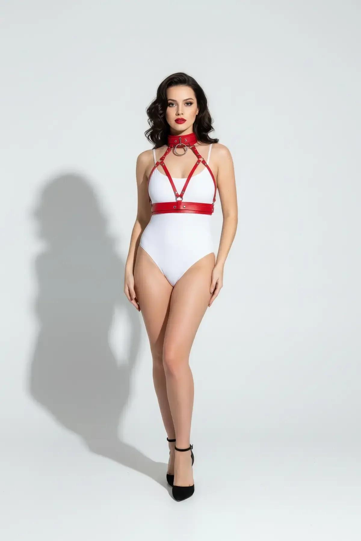 kırmızı V-şekilli harness kayışlar choker ile göğüs bandı arasındaki bağlantı