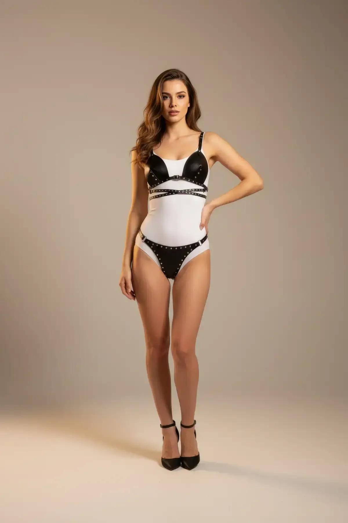 Siyah vegan deri bralet fincan detayı gümüş zımba süslemeli harness üst parça