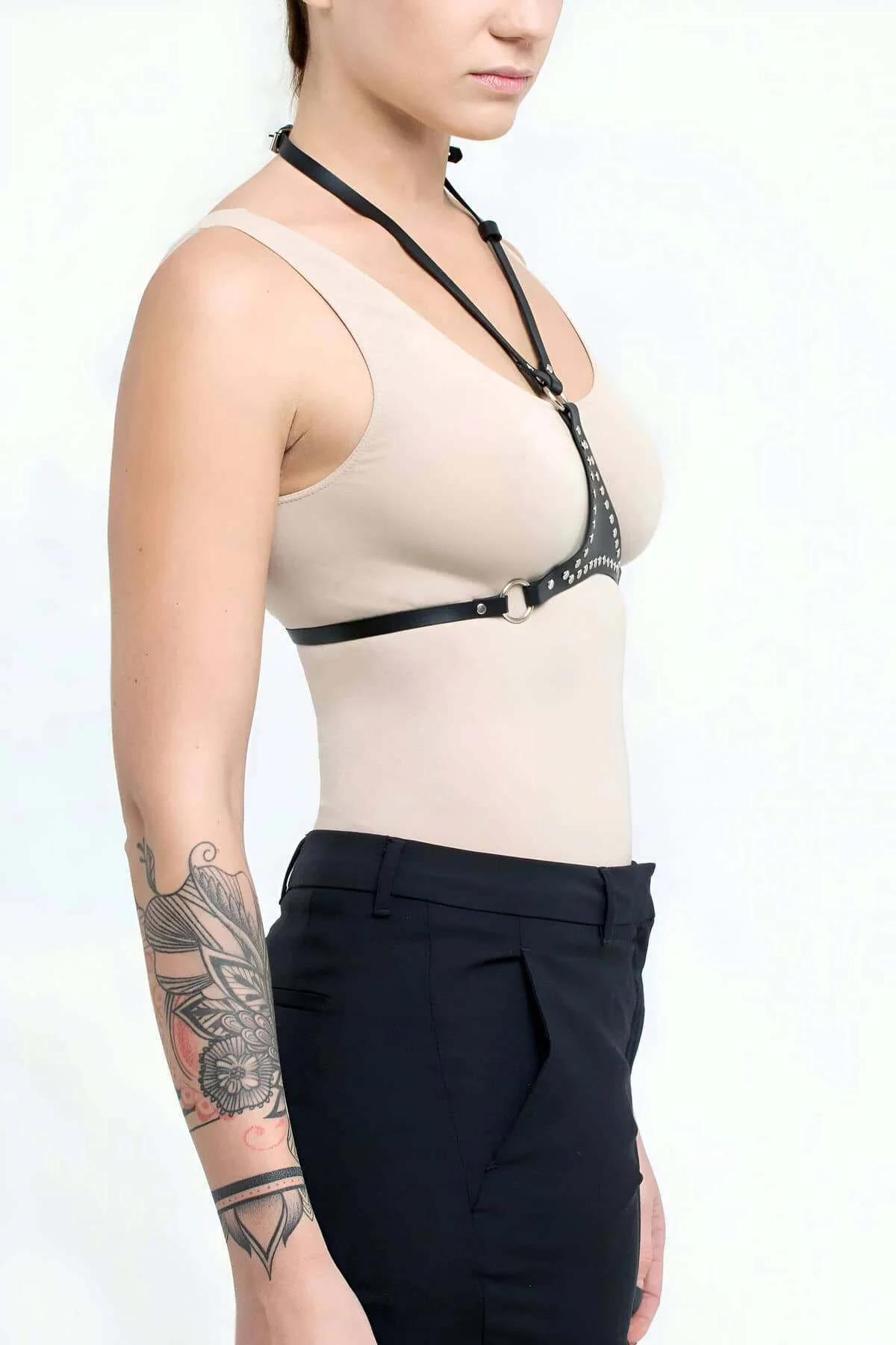 siyah PU deri harness gümüş çivi detayı yakın plan göğüs bandı