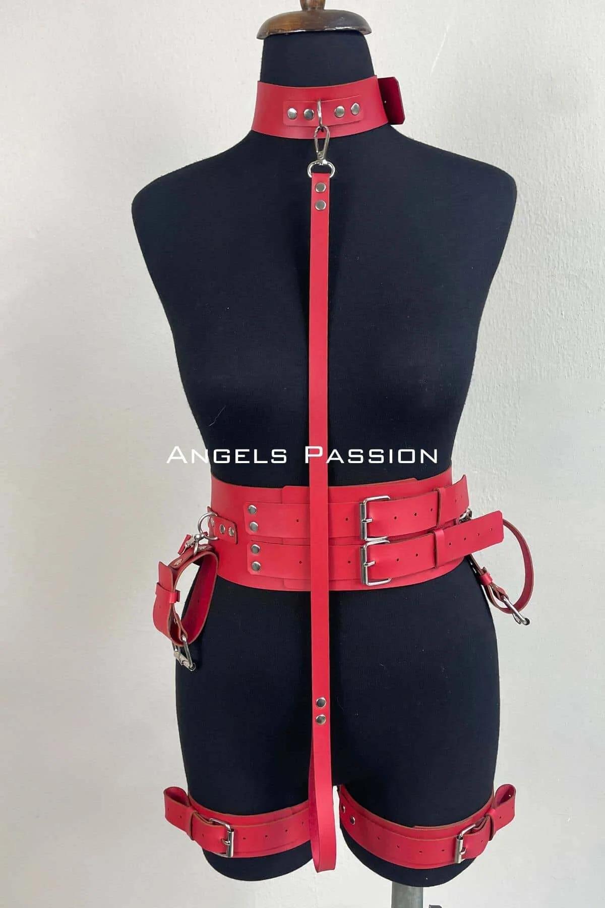 kırmızı harness takım beyaz bodysuit üzerine sahne kombin yan görünüm