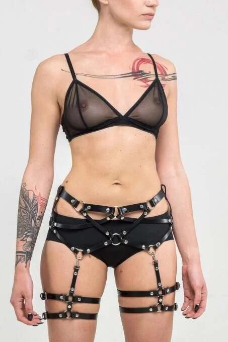 Siyah PU suni deri bacak harness bel bölgesi yakın plan gümüş metal toka ve O-ring detayı