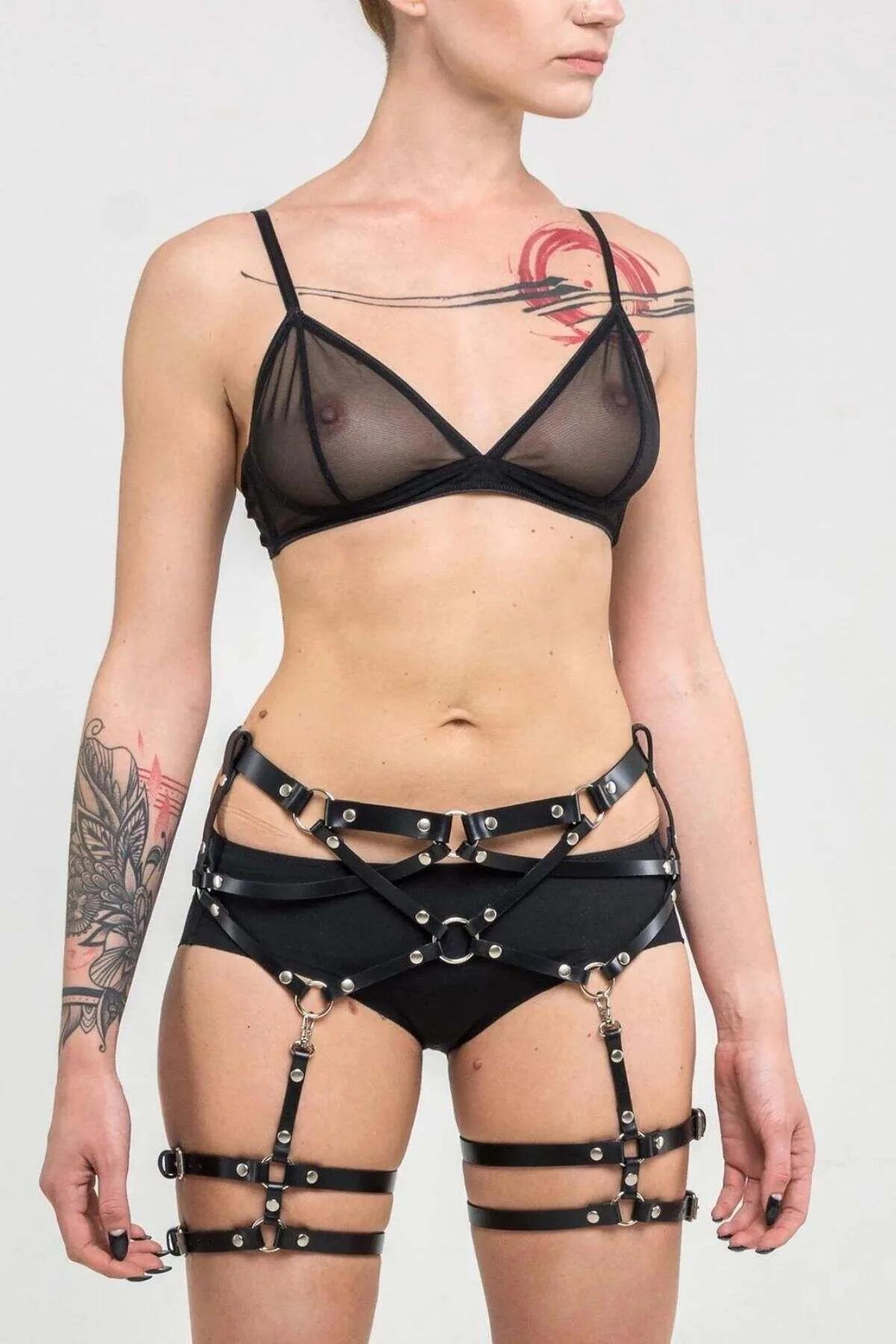 Siyah bacak harness uyluk kısmı yatay kayışlar ve dikey bant düzeni jartiyer görünüm