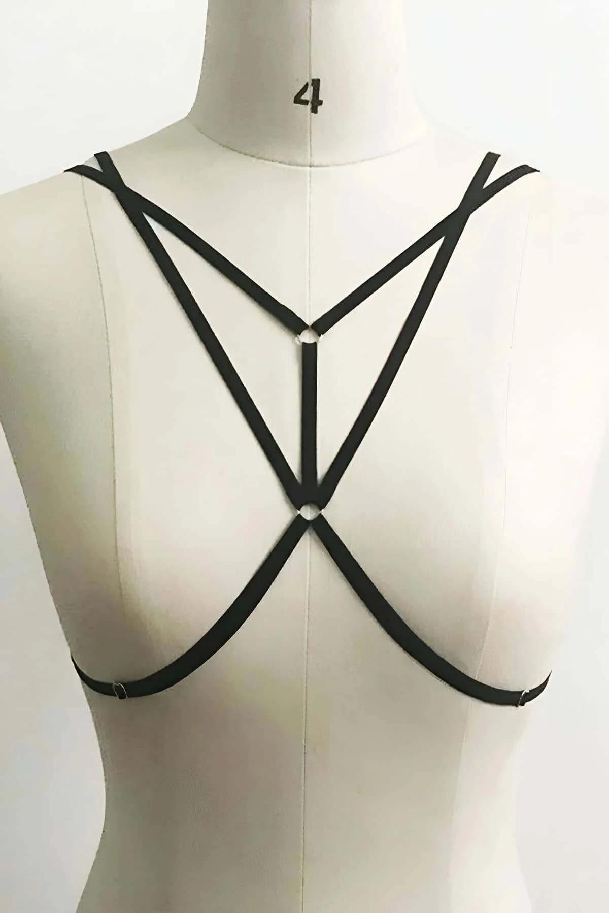 siyah lastik harness çapraz bant yakın plan, merkezi O-ring gümüş metal bağlantı