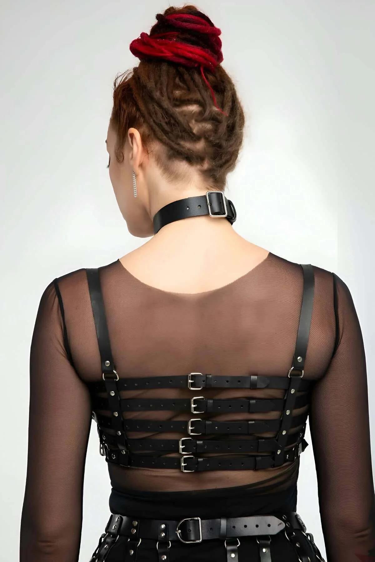 gümüş çinko alaşım toka ve D-halkalar siyah vegan deri harness set detay görünümü