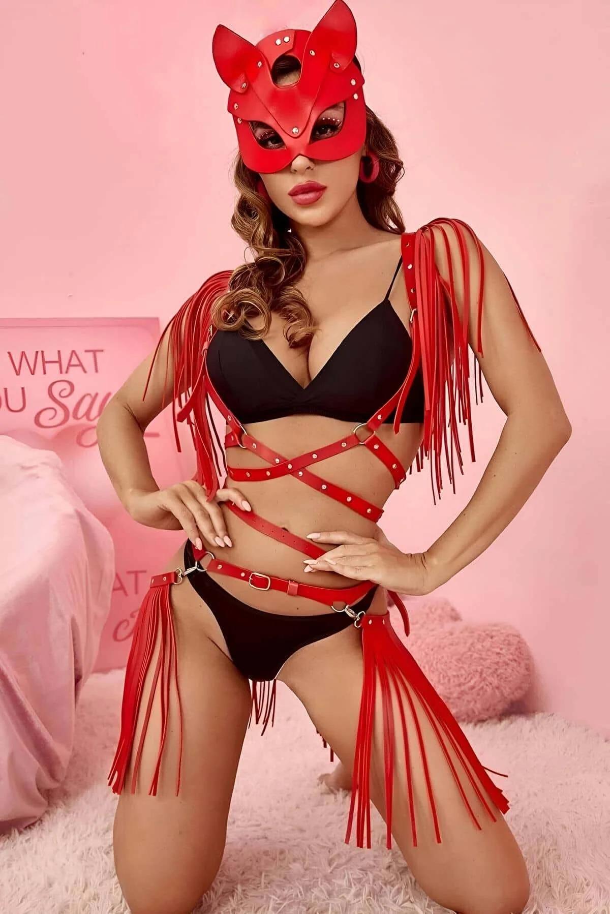 rhinestone taşlı kırmızı kedi maskesi vegan deri harness set detayı