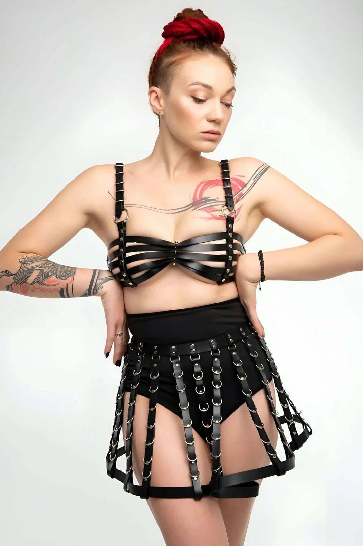 siyah suni deri harness takım tam boy görünüm, bralet ve etek bir arada festival kombini