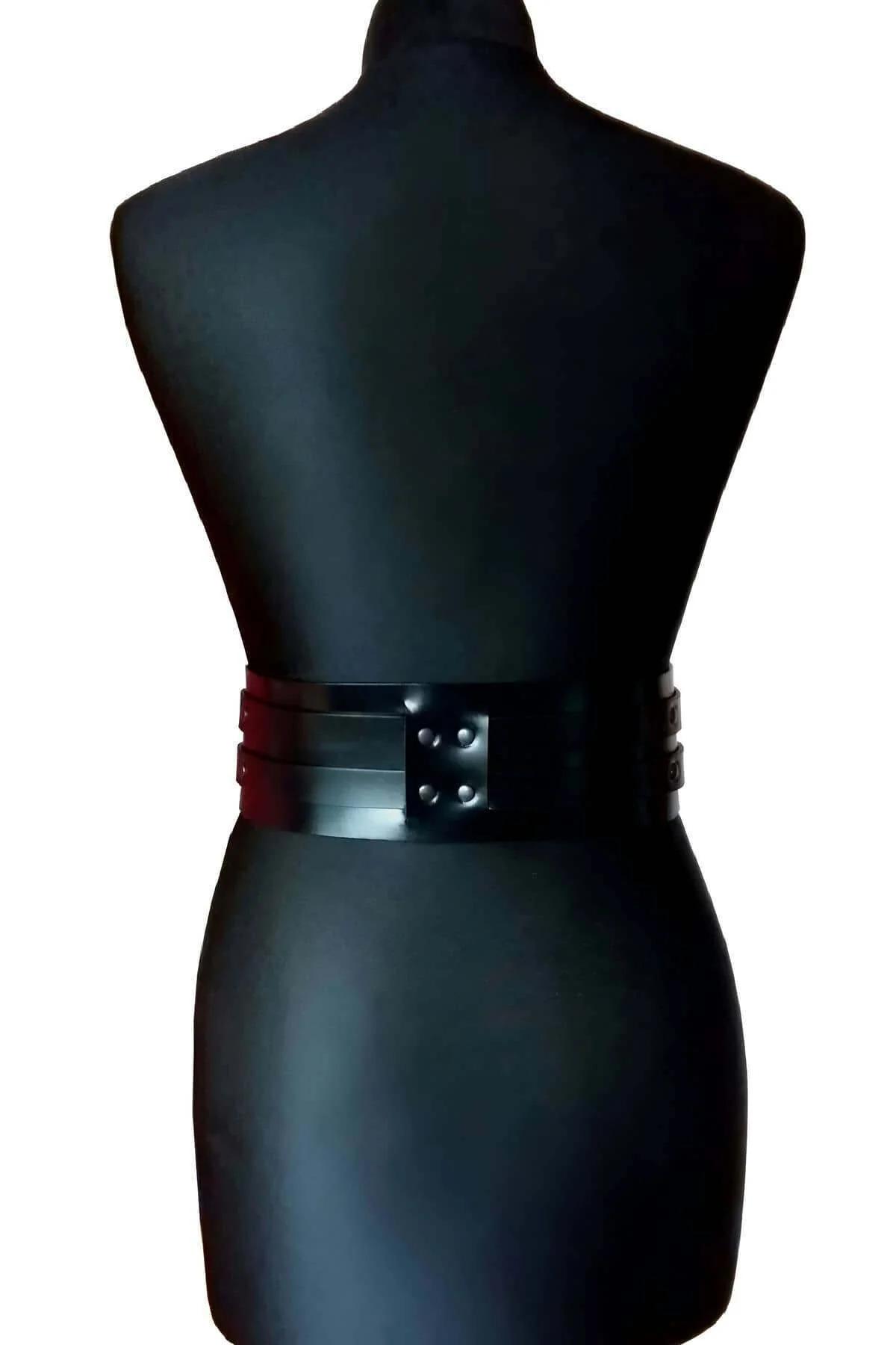 çift tokalı siyah bel harness kayış genişliği ve toka mekanizması yakın çekim