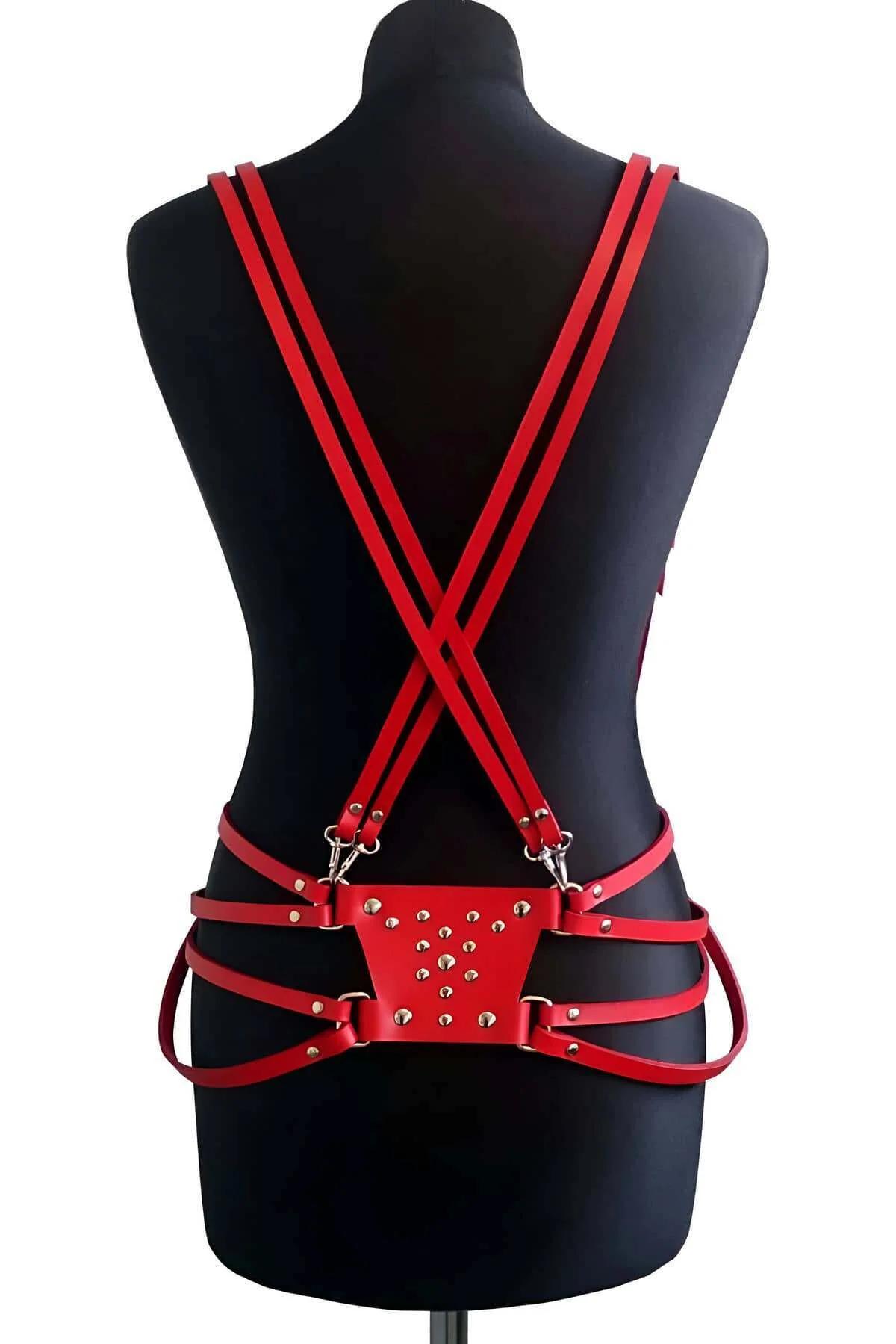 omuz askılı kırmızı harness siyah mankende sırt görünümü
