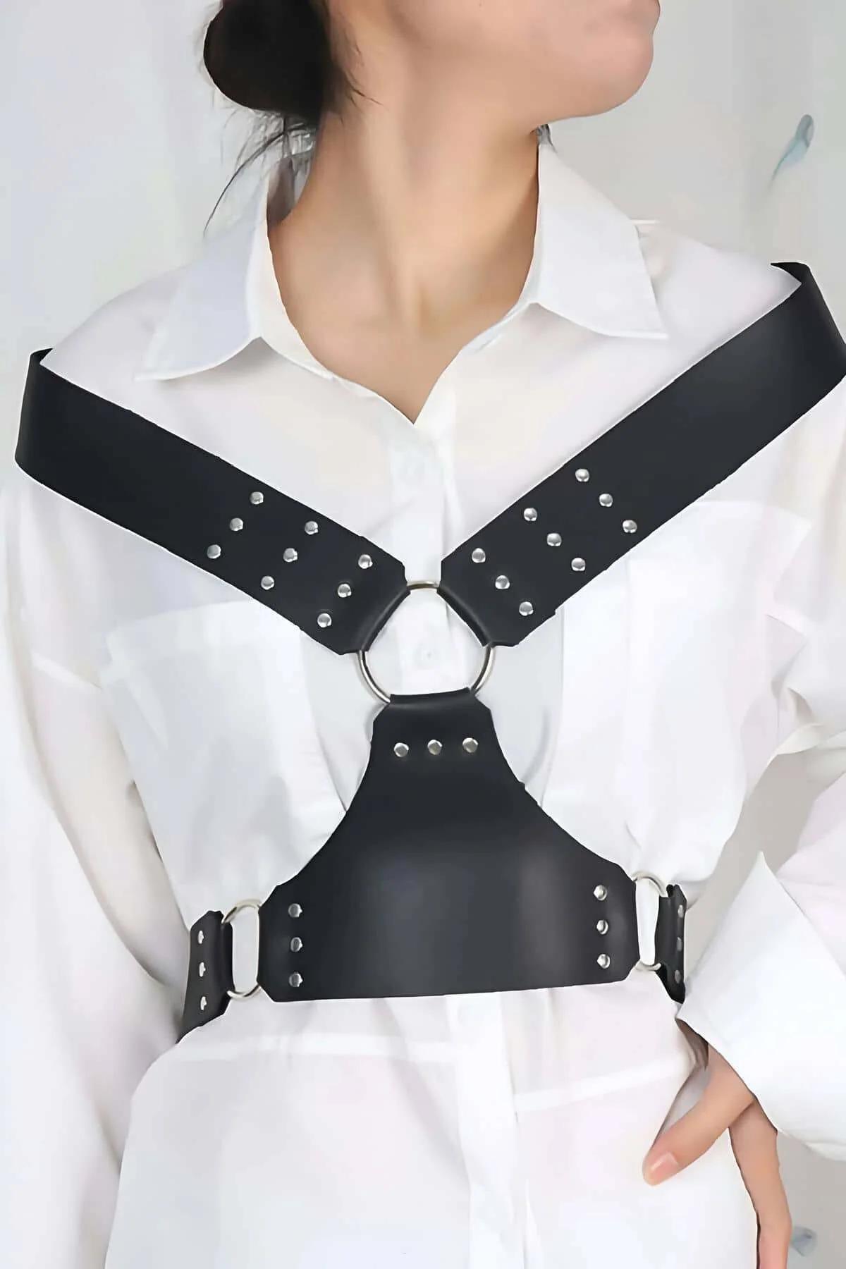 Siyah PU deri harness kemer yan D-ring toka detayı gümüş metal bağlantı