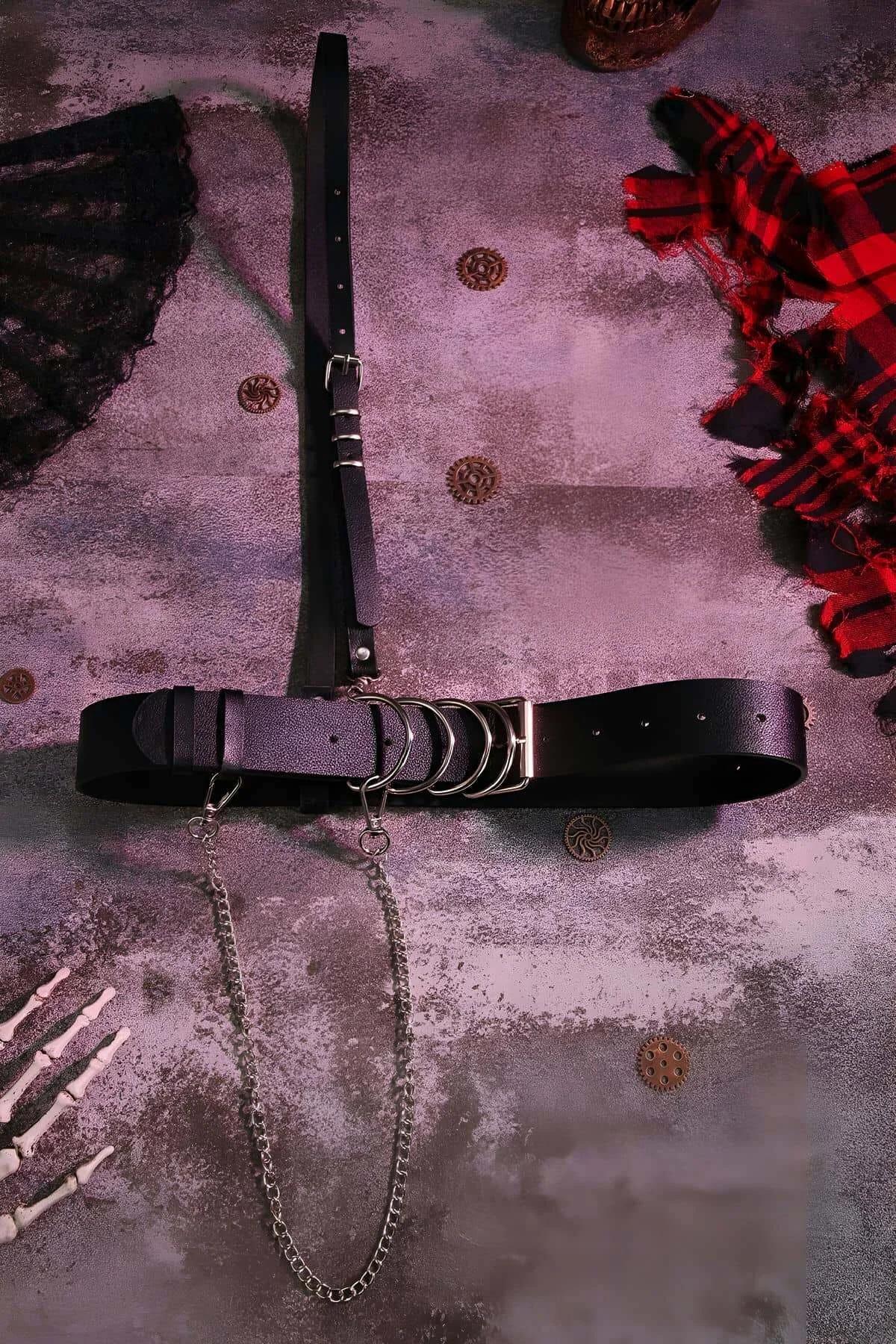 gümüş zincir sarkıtlı siyah harness kemer sol yan açı detayı