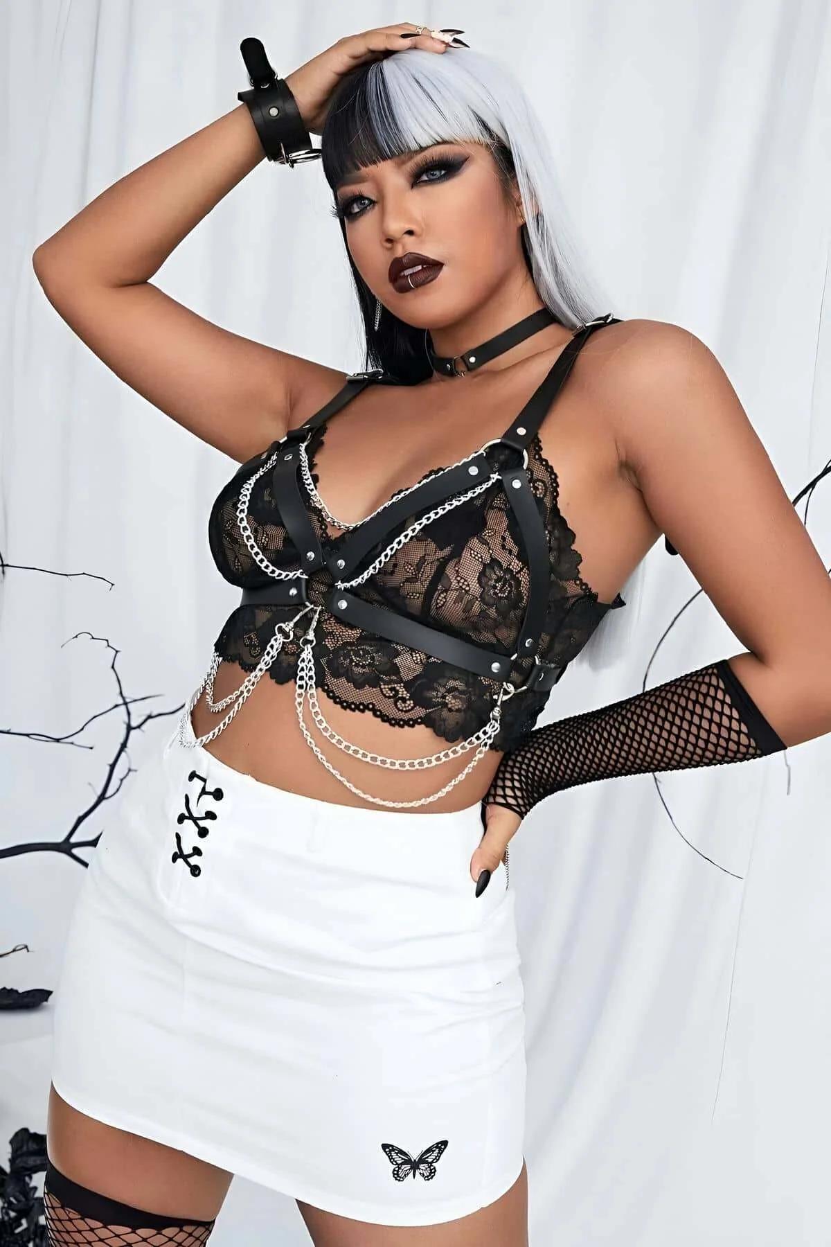 Siyah deri harness ve bileklik set, choker kayışıyla birlikte komple görünüm