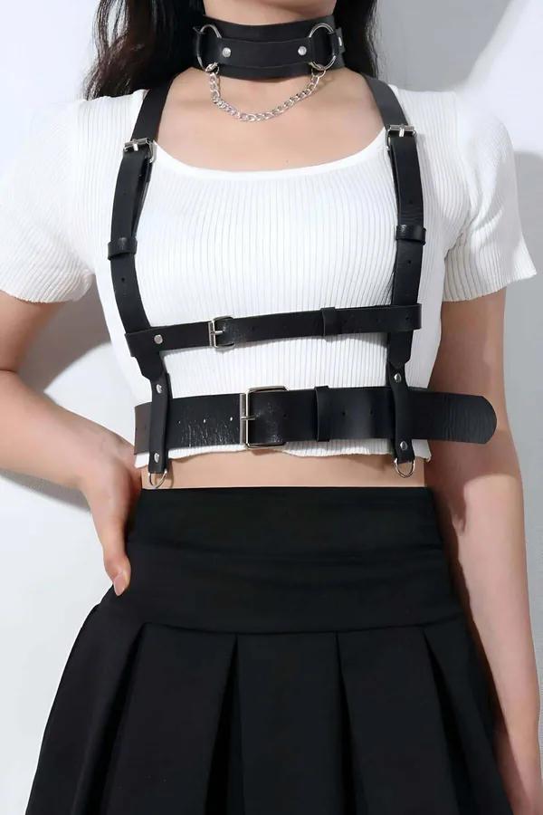 siyah vegan deri göğüs harness ve choker tasma takım, gümüş toka ve zincir detay, omuz askılı bel bandı