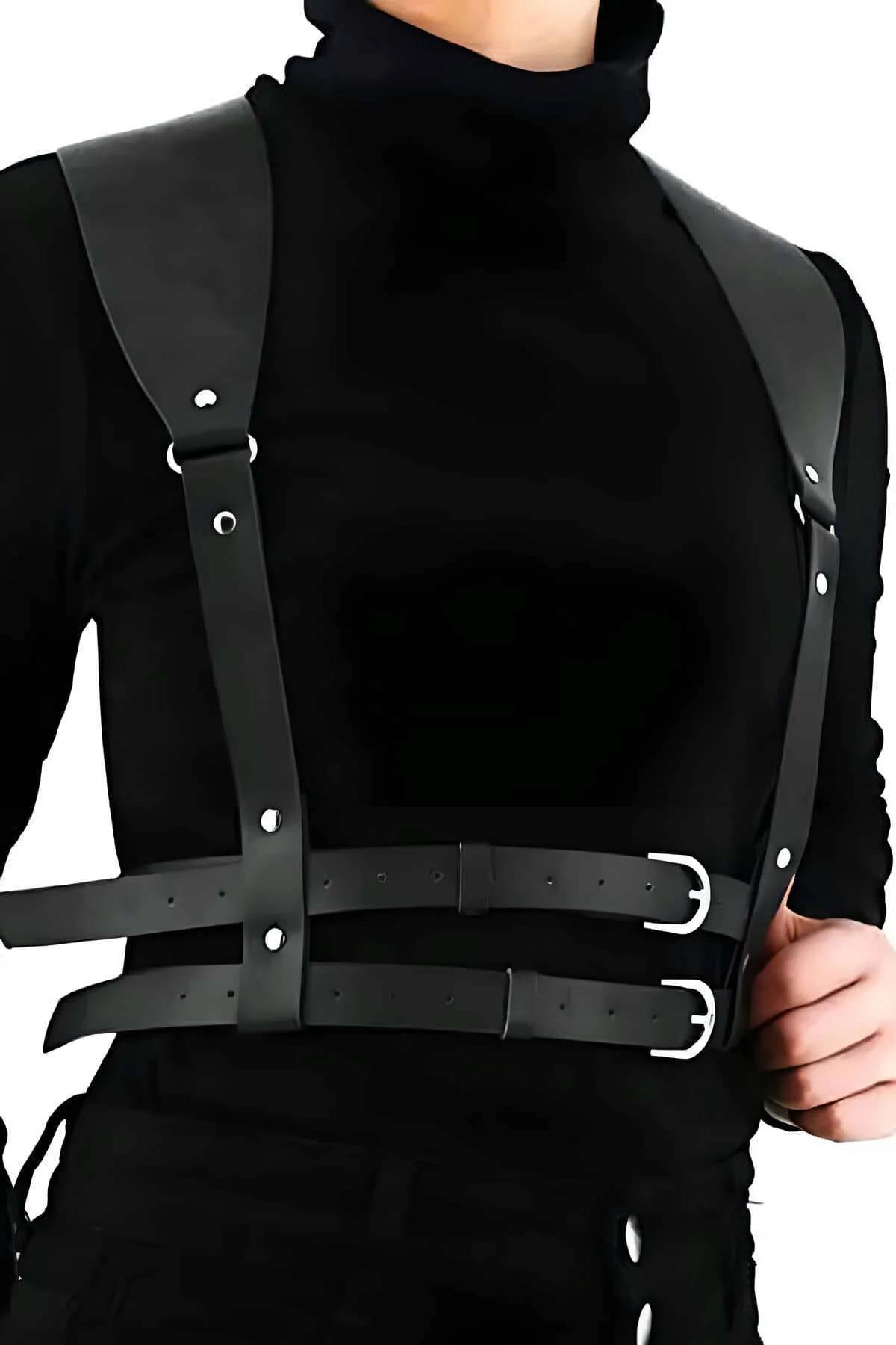 Siyah vegan deri harness omuz paneli ve gümüş perçin detayi ön görünüm