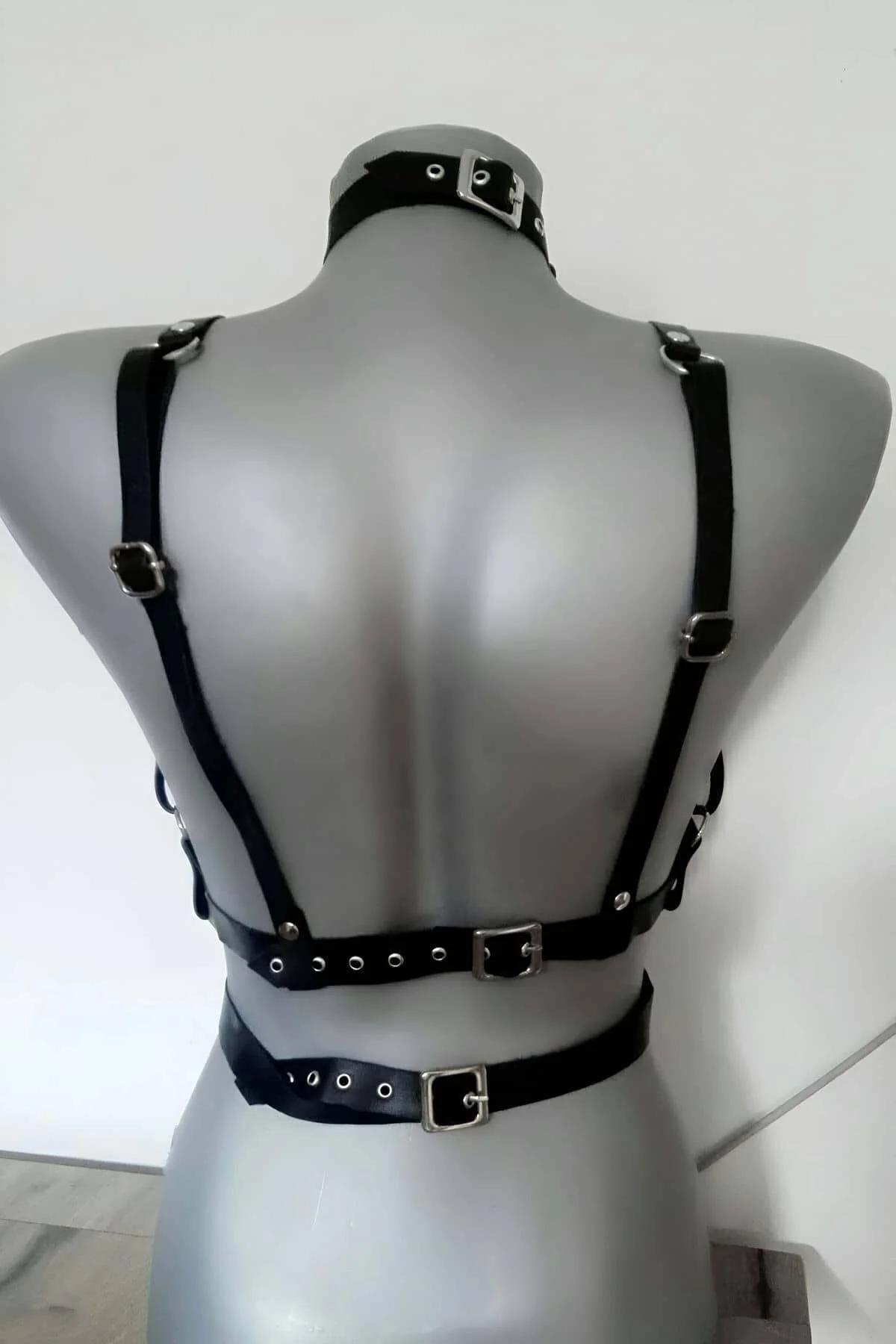 Fantezi deri harness aksesuar siyah dantel bralet kombinasyonu, studio beyaz fon