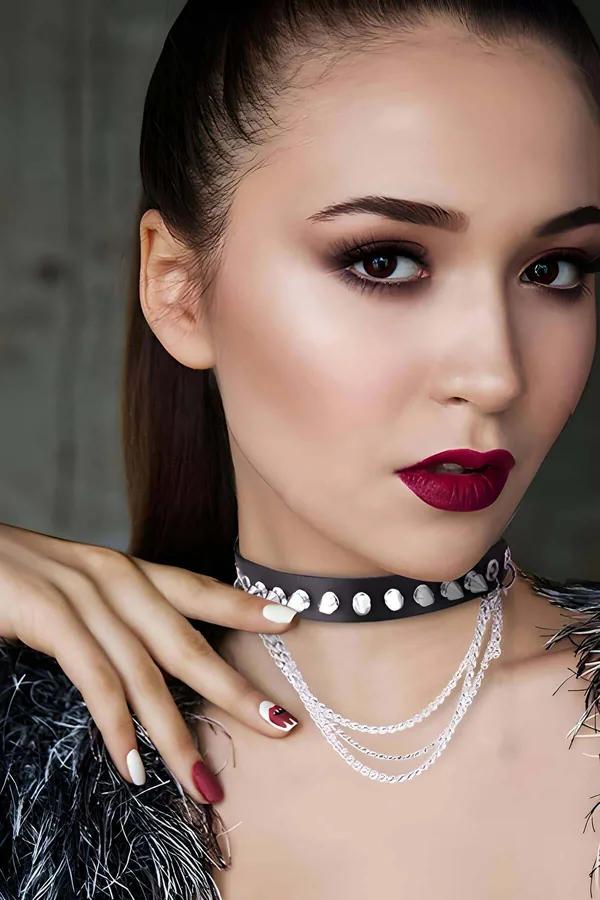çivili siyah deri choker konik gümüş çiviler ve ince zincir kolye punk boyun aksesuarı