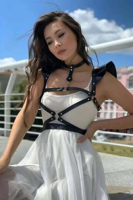 siyah PU deri harness boyun choker bandı ve gümüş metal toka detayı