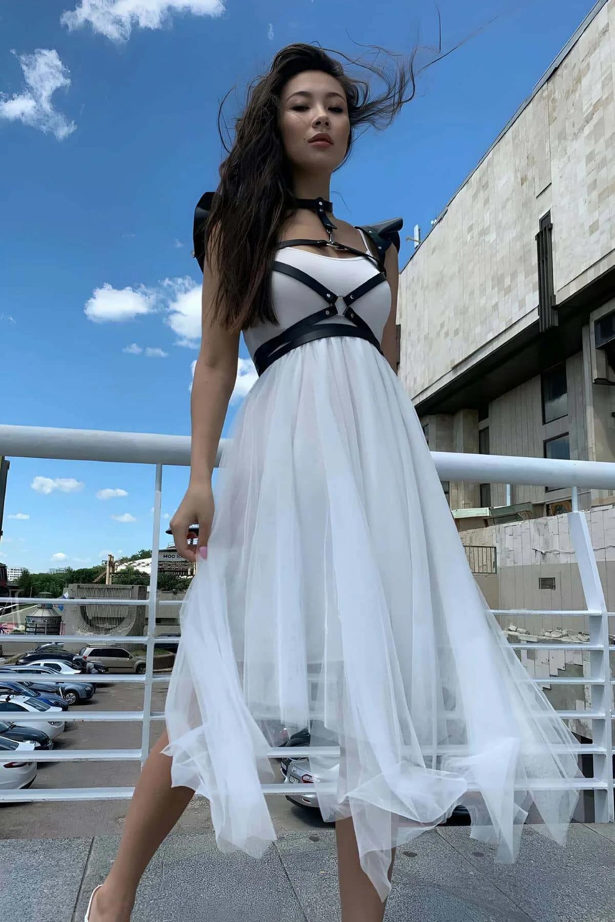 omuz epoletiyle siyah deri harness crop top kombin detayı