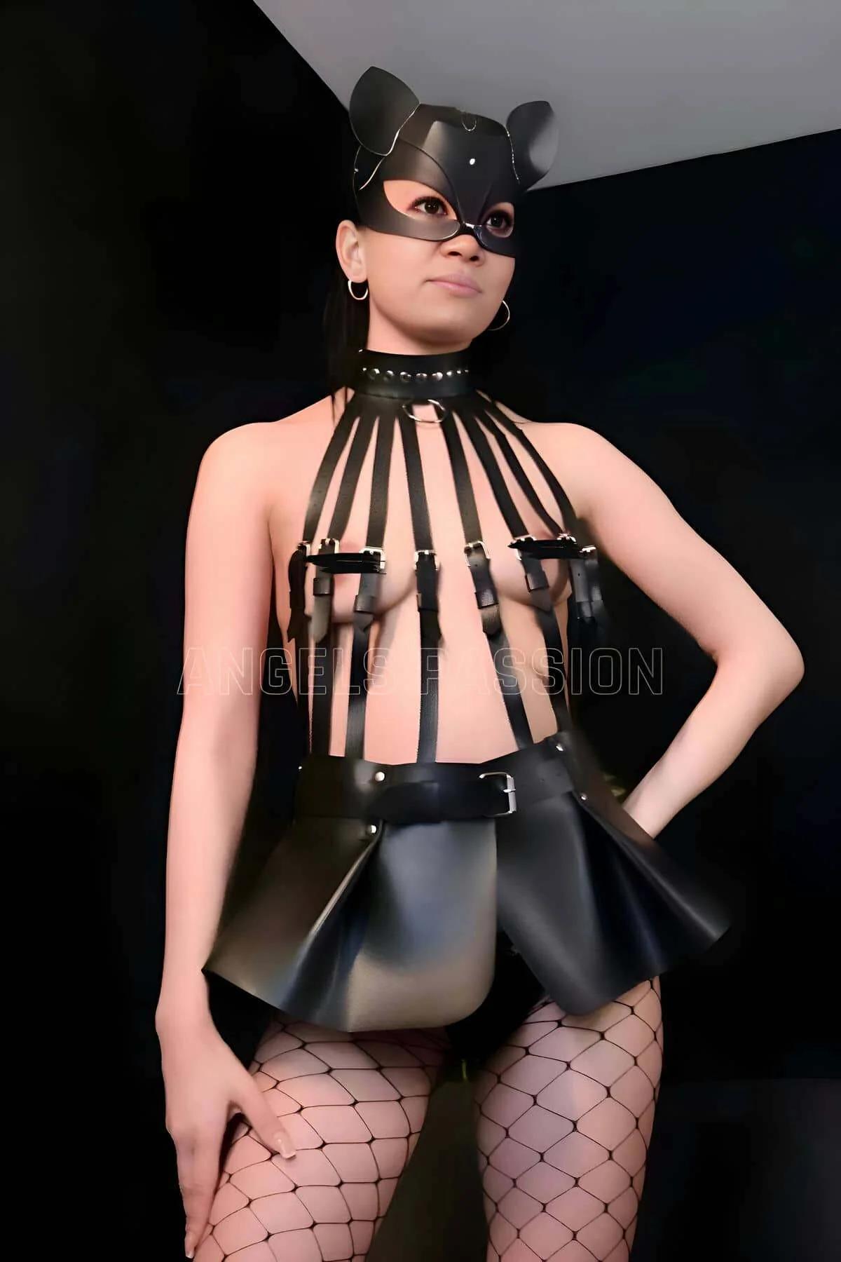 Siyah PU deri çivili choker ve yedi dikey şeritli büstiyer harness, önden görünüm