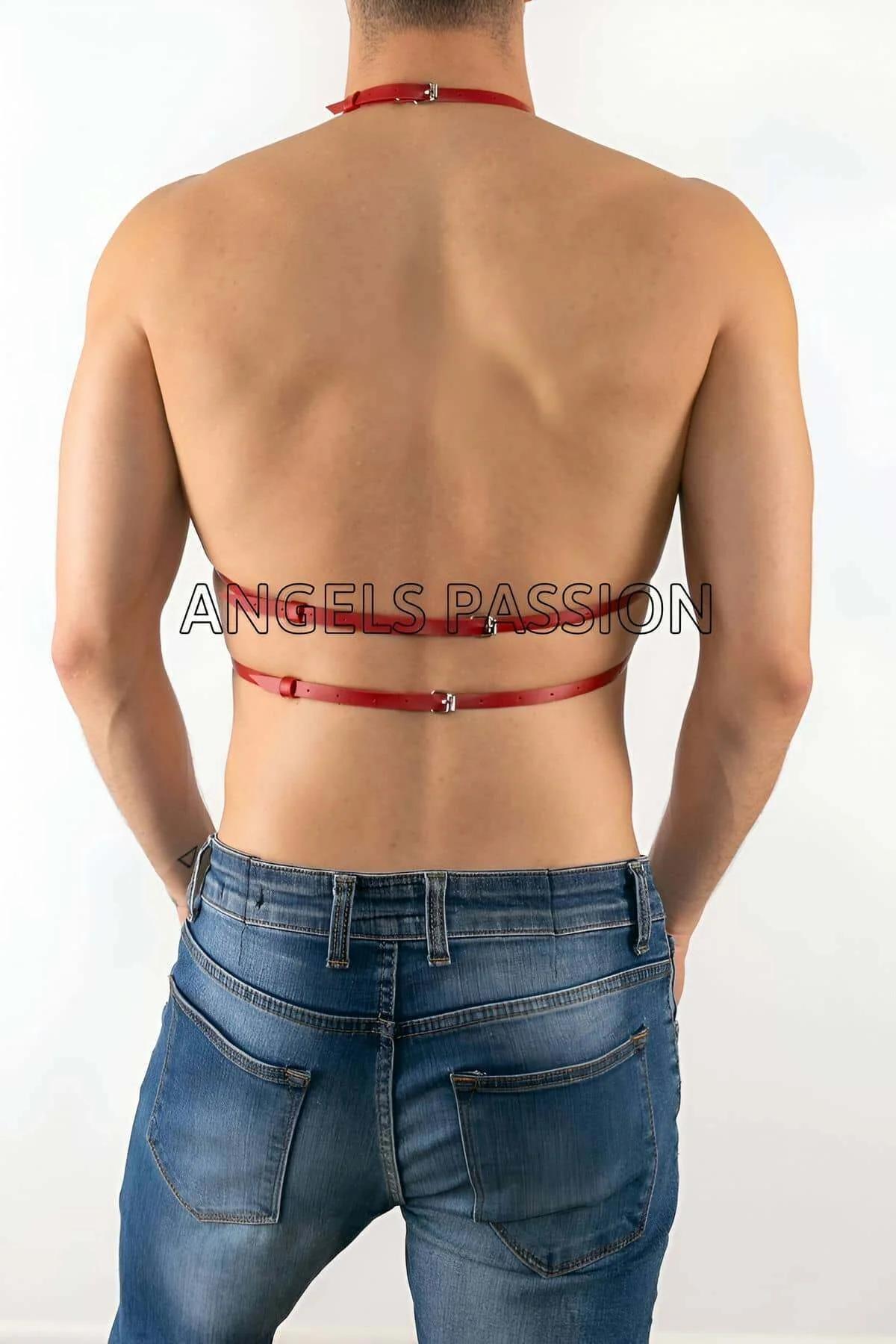 kırmızı PU deri erkek harness göğüs üzeri gümüş toka detayı yakın çekim