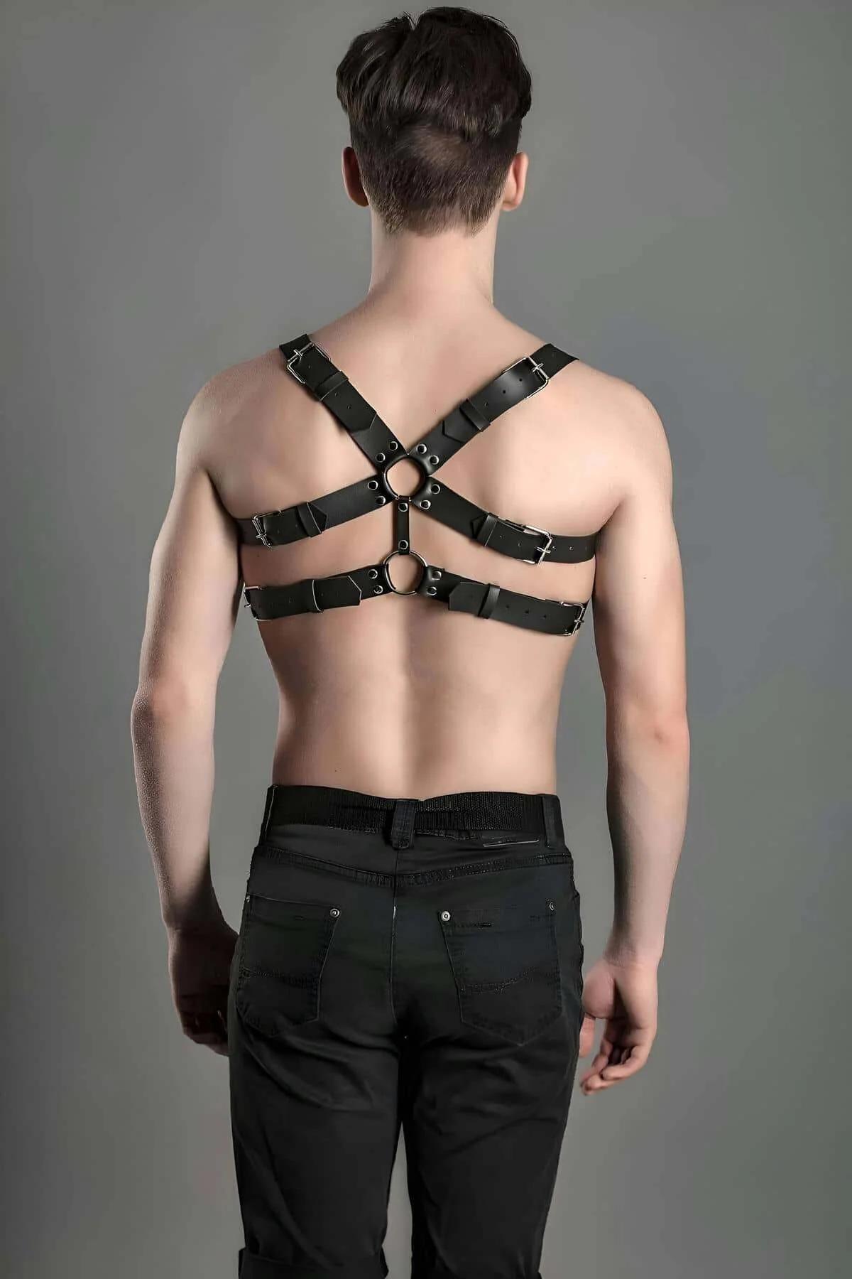 erkek deri harness siyah bantlar gümüş perçin ve metal toka yakın çekim detay
