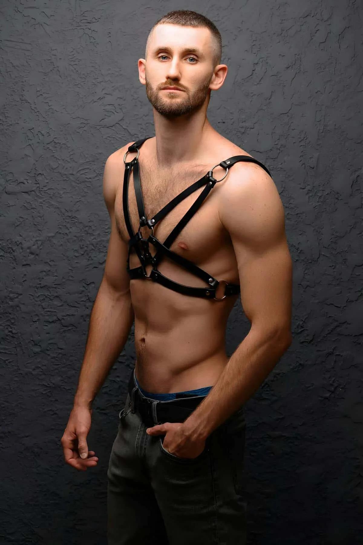 Erkek göğüs harness bel bant detayı metal kelebek kopça siyah PU deri