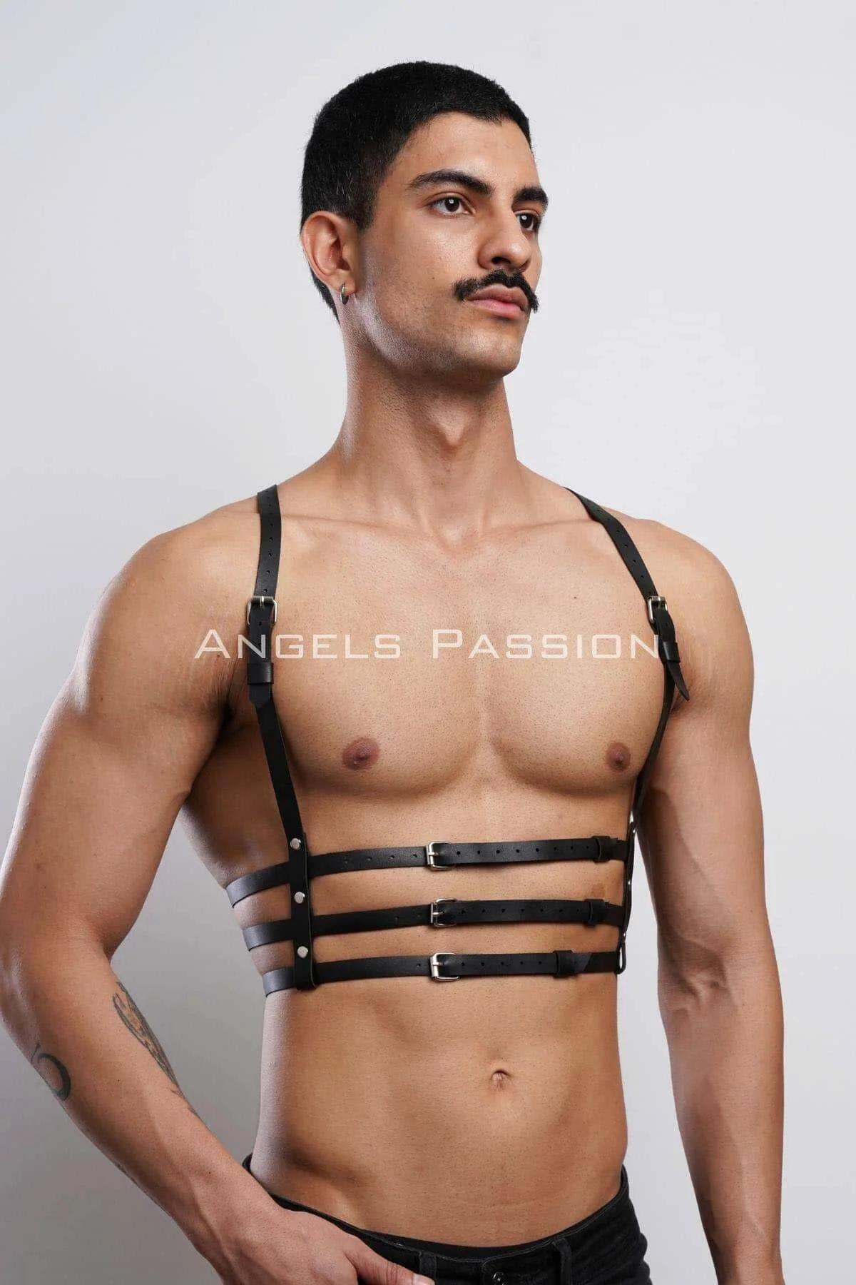 vegan deri erkek harness perçin ve toka detayı yakın çekim siyah