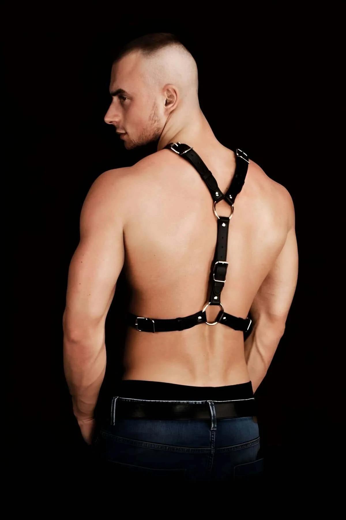 gümüş perçin detaylı siyah PU deri erkek göğüs harness ön görünüm