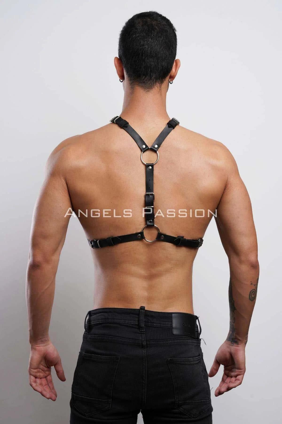 Gümüş metal perçin ve O-ring detaylı erkek göğüs harness, tam ön görünüm