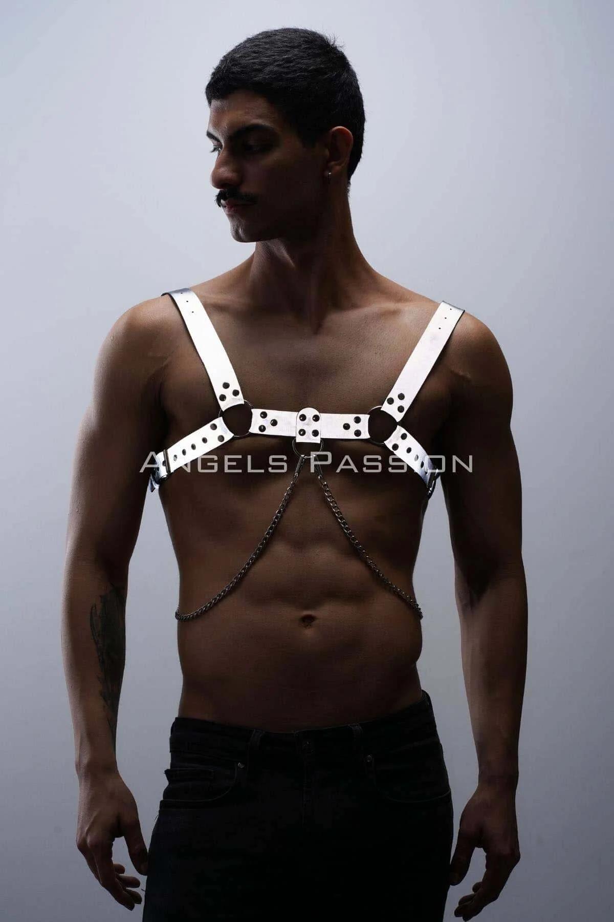 Reflektörlü beyaz PU şerit erkek harness siyah perçin detayı yakın çekim