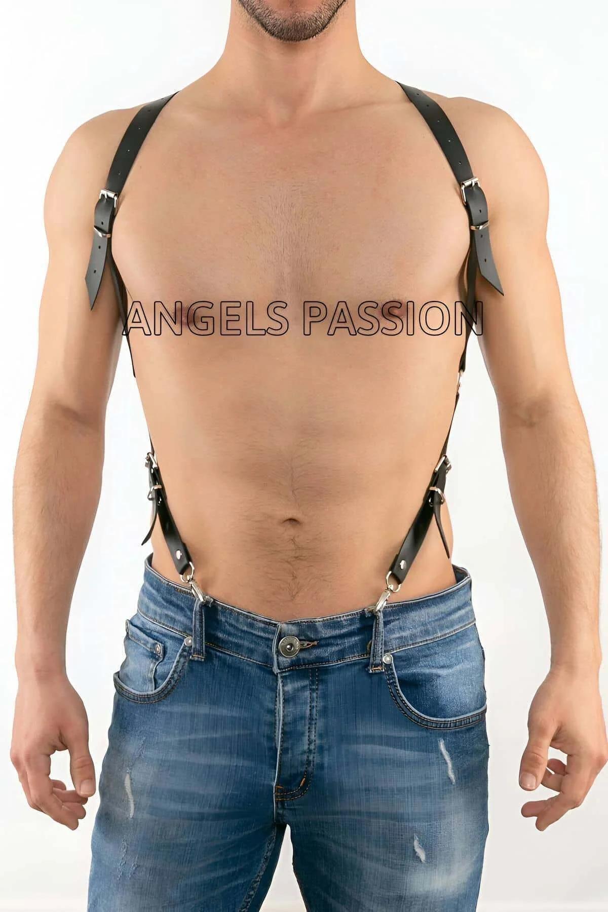 siyah PU deri erkek vücut harness omuz bandı yakın plan gümüş toka detayı