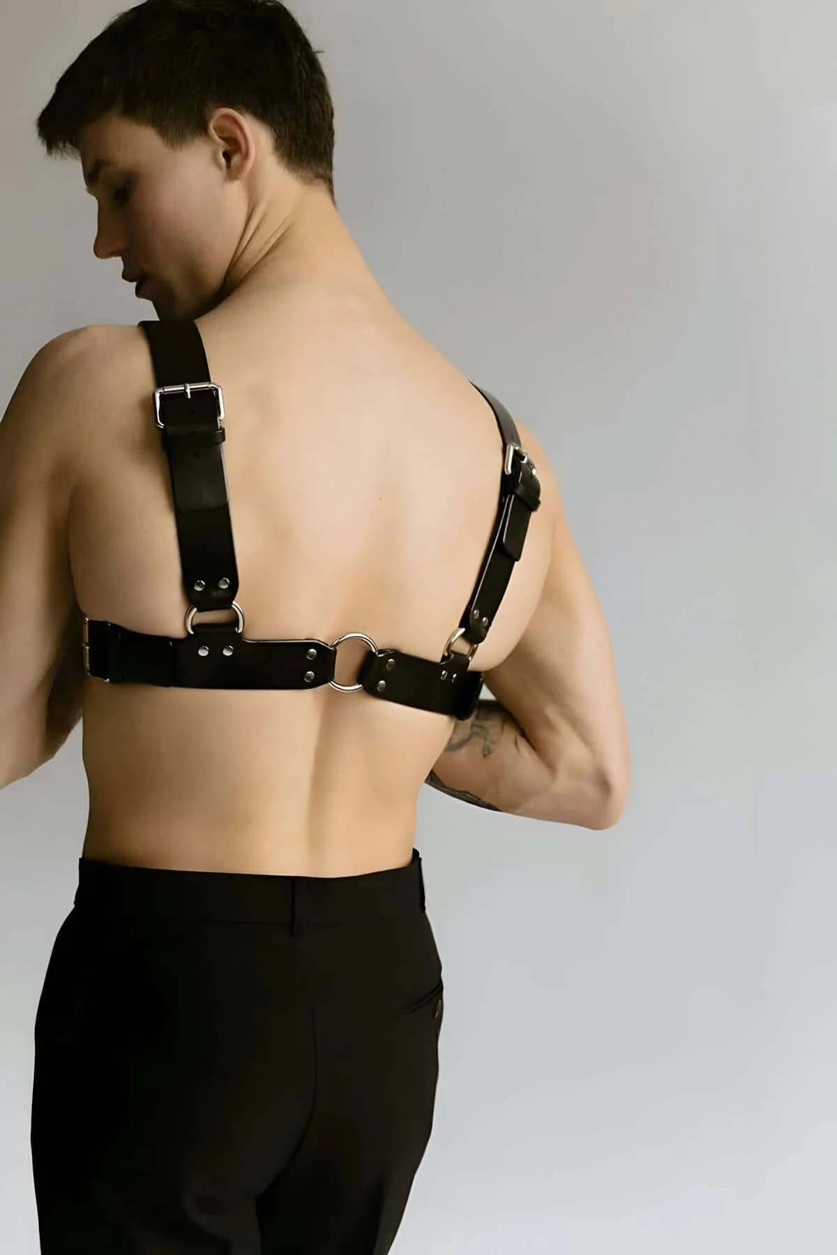 Siyah PU deri erkek harness çift yatay bant yapısı merkezi gümüş O-ring yakın çekim