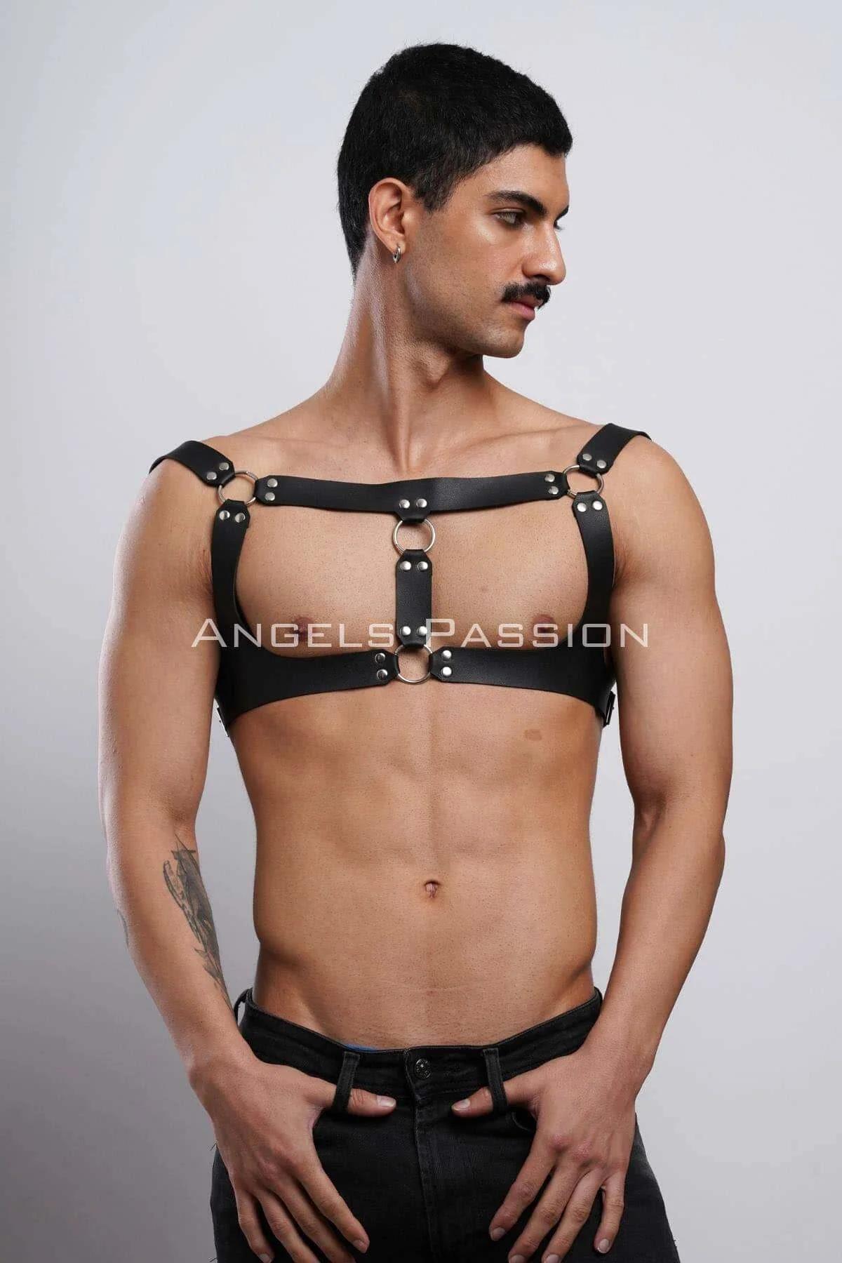 Siyah vegan deri erkek göğüs harness çift gümüş O-halka ve perçin detayı clubwear aksesuar