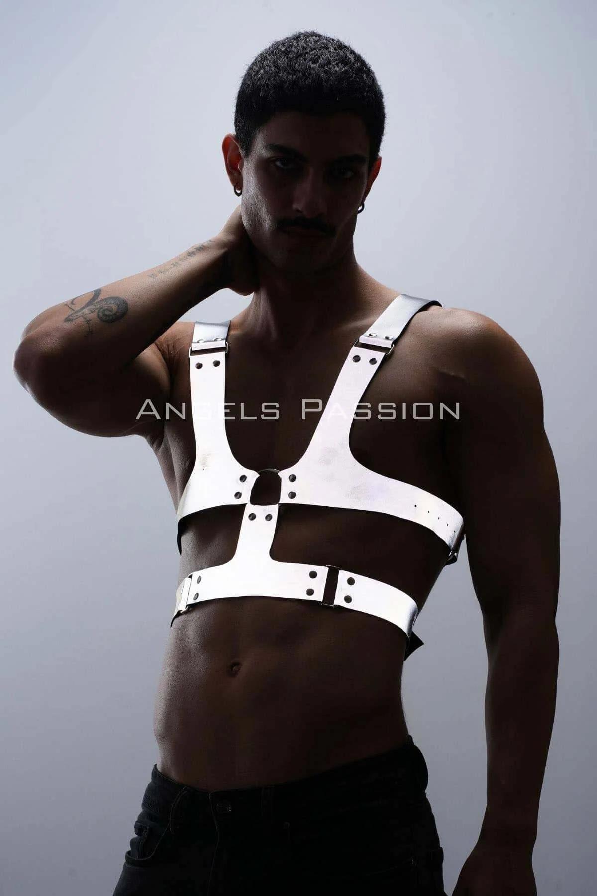 beyaz reflektörlü erkek harness bel bant tokası ve ayar detayı